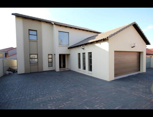 3 BEDROOM HOUSE FOR SALE IN THATCHFIELD